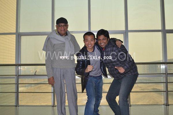 印度客戶(hù)來(lái)這里購(gòu)買(mǎi)大型設(shè)備父子同行(圖1)